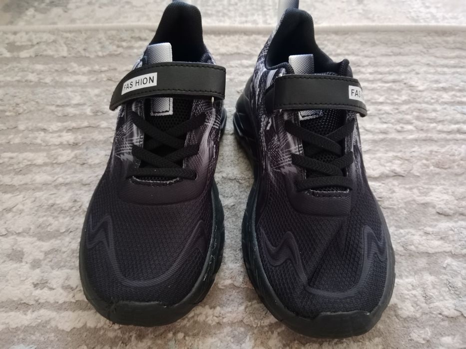 Продам новые детские кроссовки