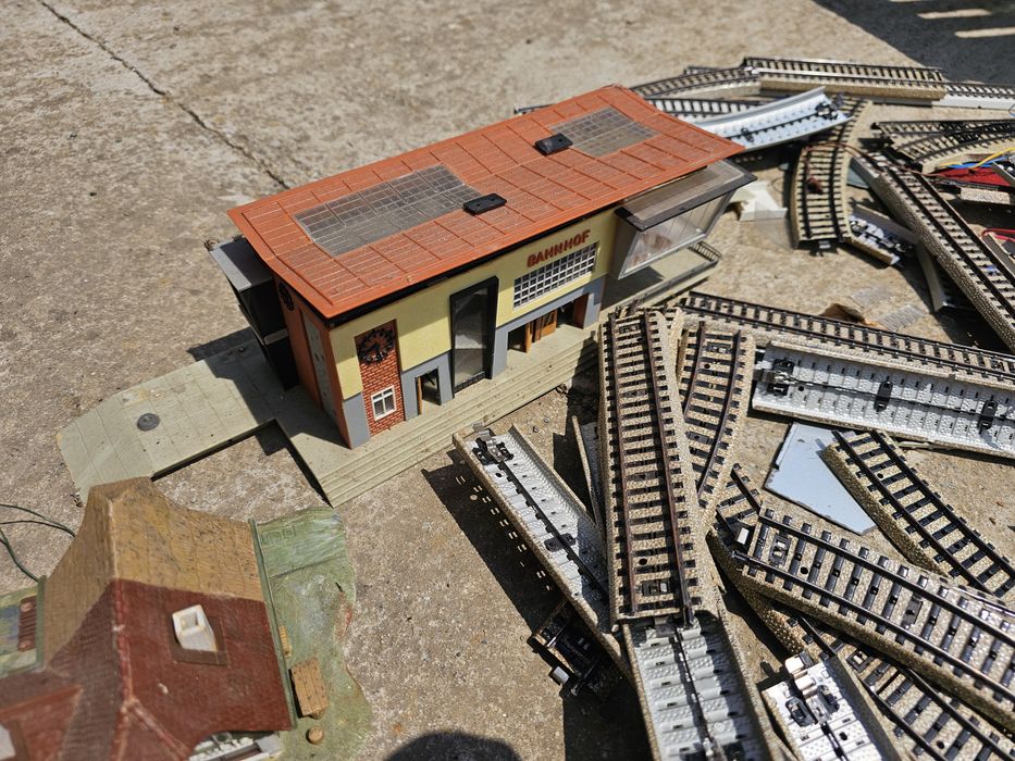 3 броя Локомотив с вагони и релси