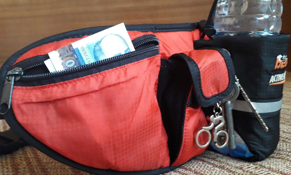 Чантичка за кръст и раница с джоб за маратонки