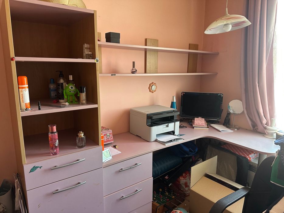 Продава трикрилен гардероб, спалня и бюро.