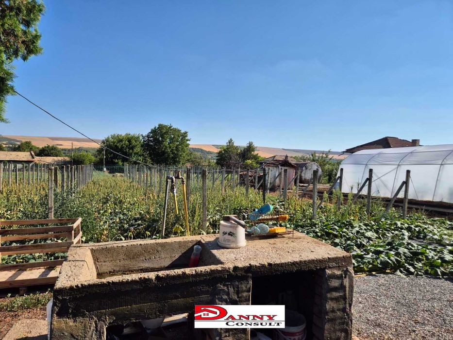 Къща с 5800 кв.м. двор в с. Климентово, обл. В.Търново