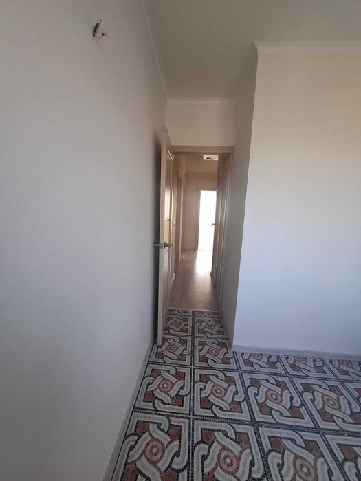 продам трехкомнатную квартиру