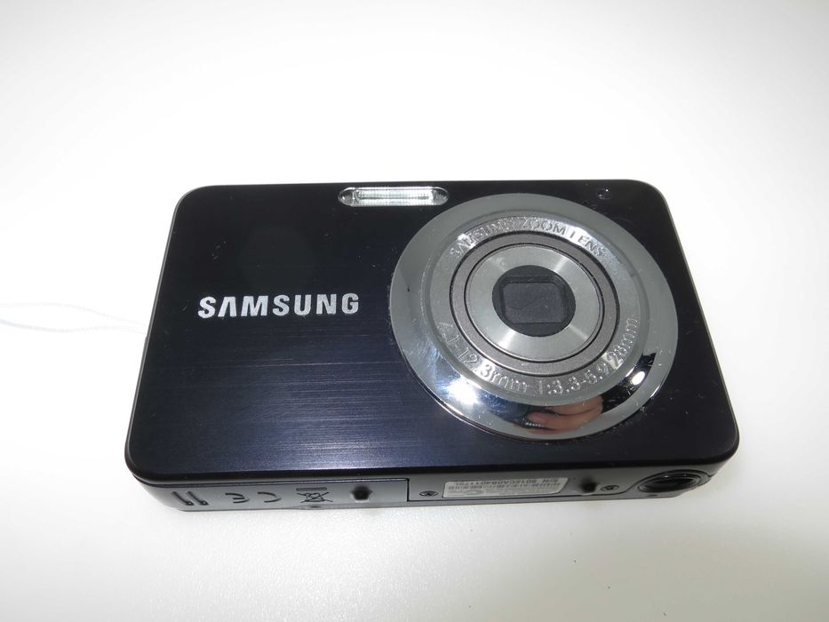 Samsung ES30 ултра малък и компактен фотоапарат с размерите на запалка, мини дигитална камера, като НОВ, работи отлично, пълен комплект