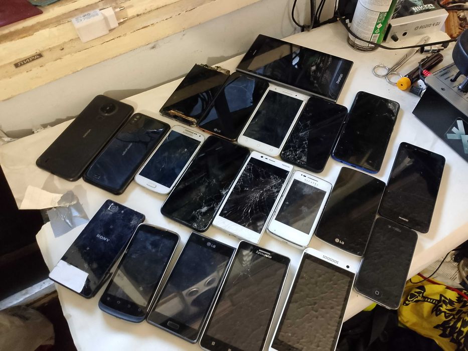 Телефони.        .