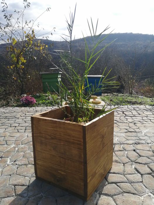 Ъглова етажерка и Дървени саксии (кашпи) за растения