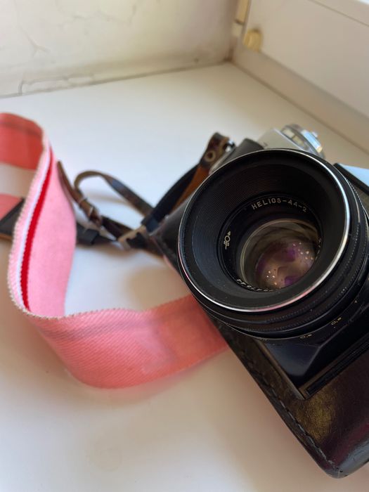 Продавам фотоапарат на лента Zenit-E с оригинален обектив Helios-44-2 58 mm f/2.