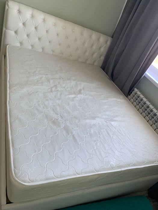 Кровать с матрасом