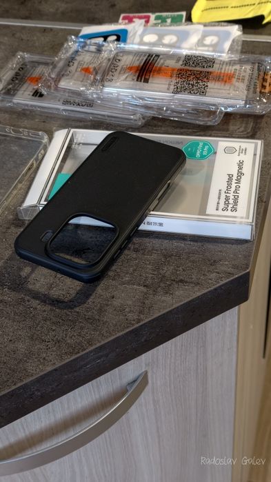 Продавам комплект Nilkin кейс и протектори за  OPPO find x9 pro
