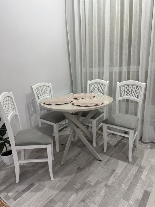 Стол со стульями