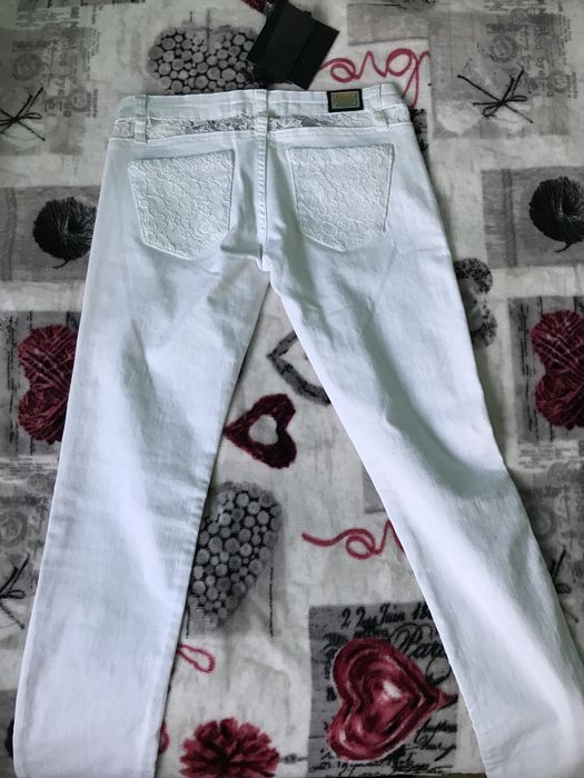 Дънкита и панталони на Liu jo, Massimo Dutti, Versace, Phillipp Plein