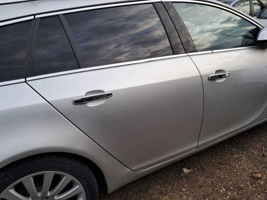 Opel Insignia Sports Tourer, usa portiera completa din dezmembrari