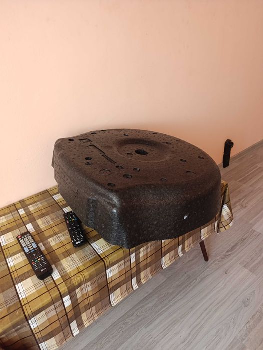 Чисто нова кора за инструменти на мястото на резервната гума.