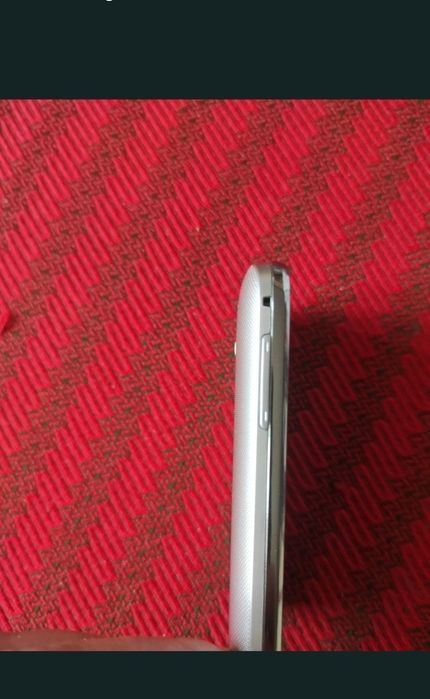 Telefon cu touchscreen și camera video. 
Mic robust și foarte practic.