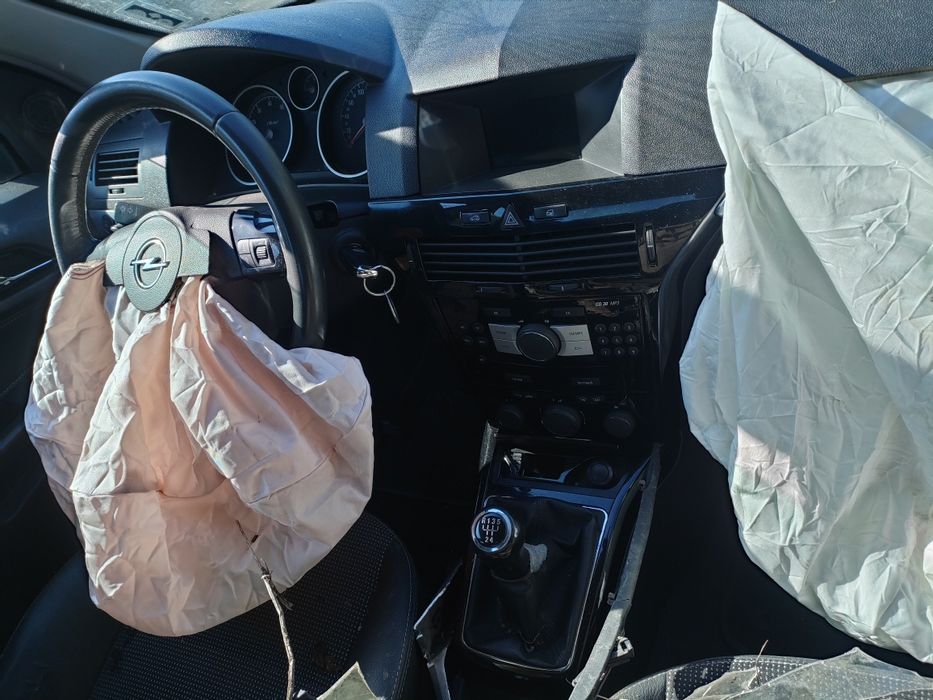 Продавам на части Опел Астра H 1.6i