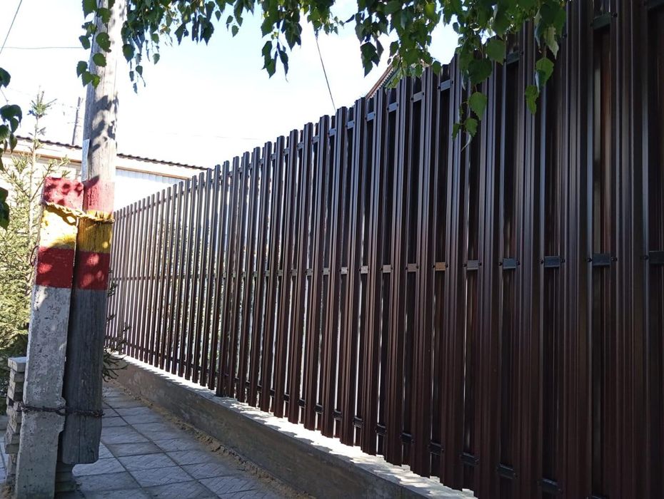 Забор из евроштакетника