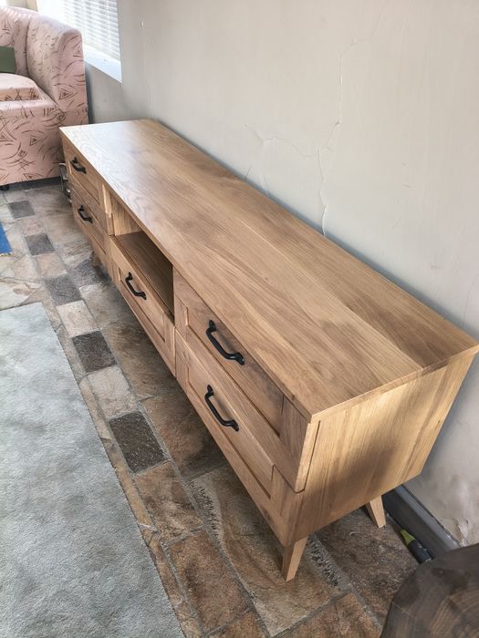 Скрин , тип TV , изцяло масив , дъб.