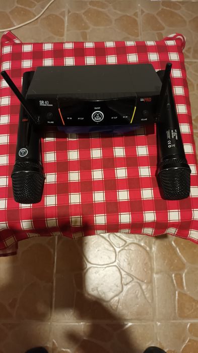 Vand doua boxe ev si doua microfoane akg