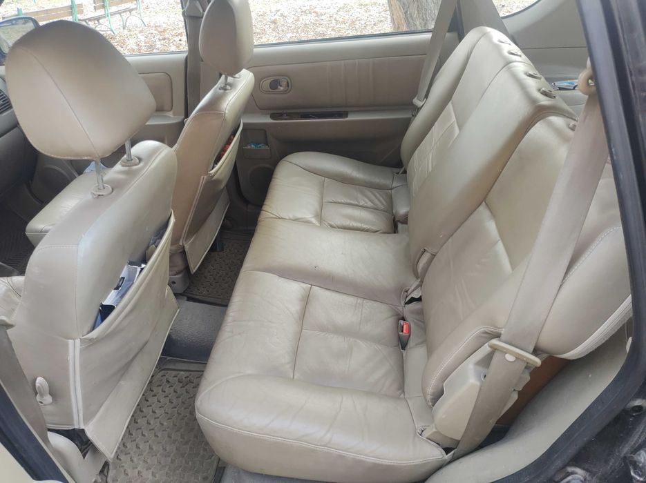 Продавам Киа Каренс