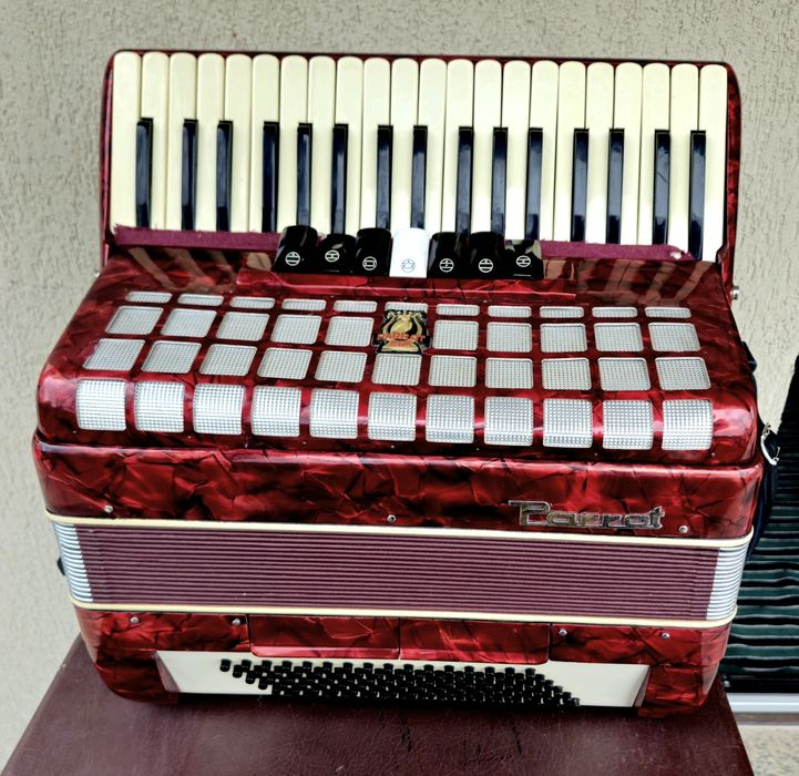 Vând acordeon Parrot cu 96 de basi