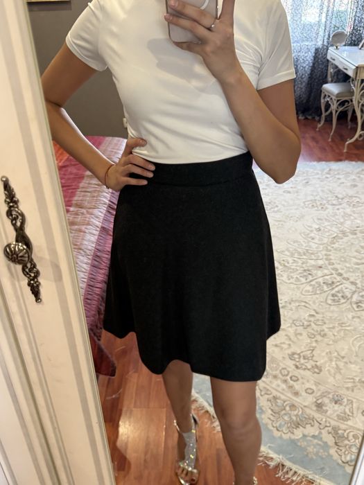 Юбки выше колена