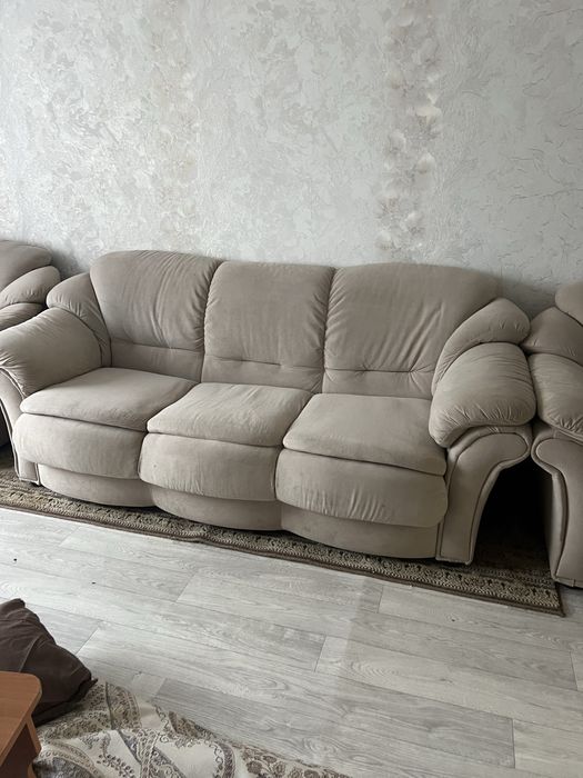 Продам диван два кресла.