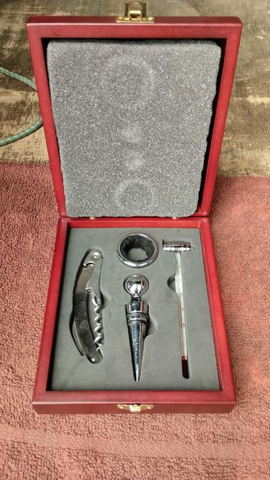 Асексоар за любители на вино и ножове