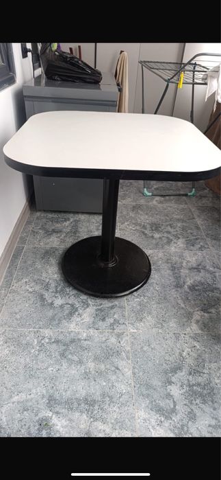 Стол с железной ножкой