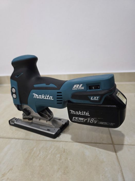 Fierastrau pendular Makita DJV 181