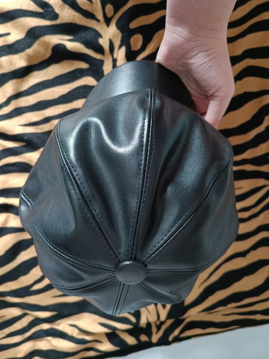 Bască neagră din piele falsă