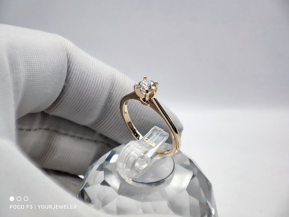 Золотое кольцо с бриллиантом