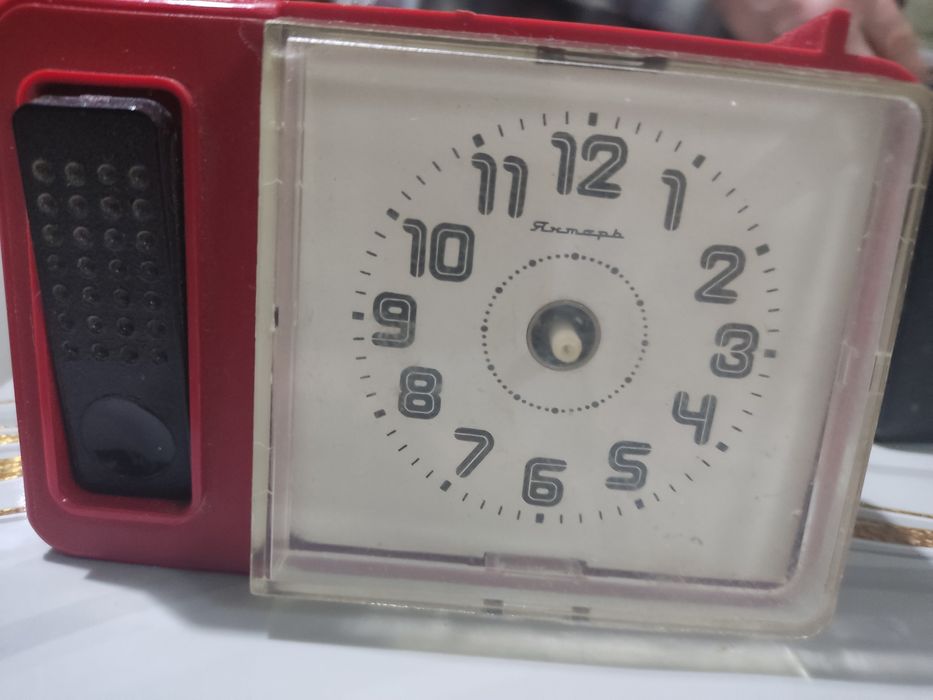 Часы настольные рабочие и нерабочие