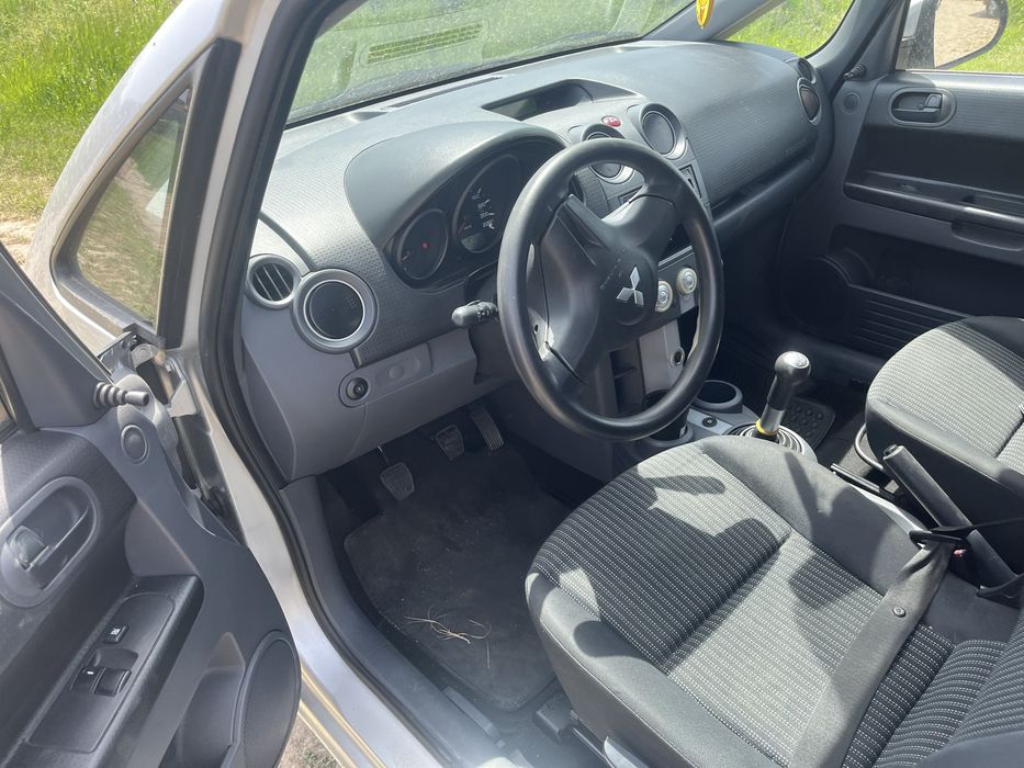 Dezmembrez Mitsubishi Colt 1.1 benzuna 2005-2009