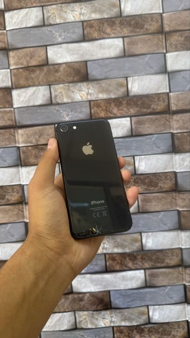 Телефон iPhone 8