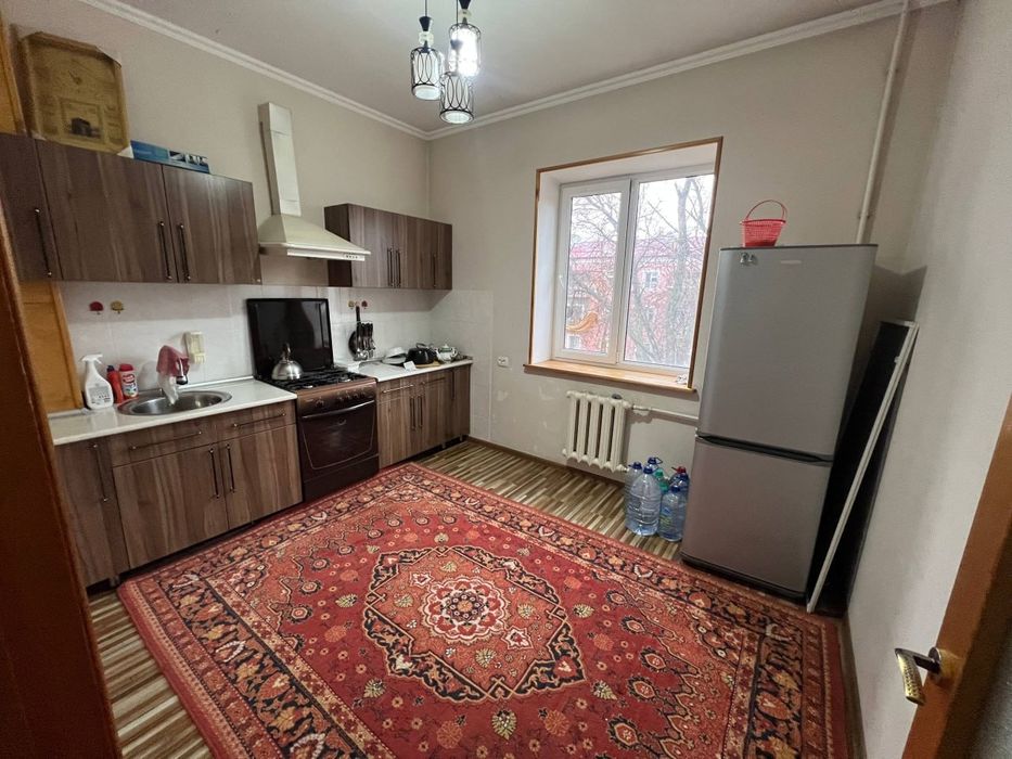 Чиланзар 1 квартал высокопотолочный дом 2 комнаты, раздельные. TL