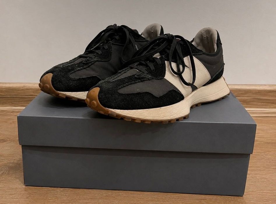 New Balance 327.