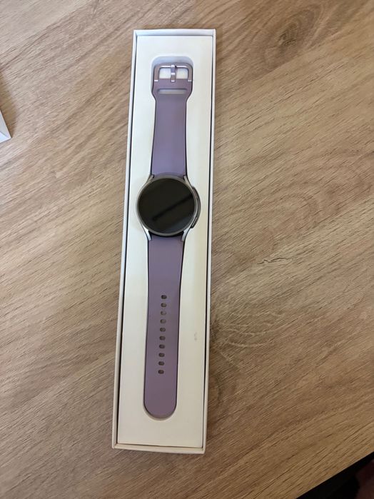 Смарт часовник Samsung Watch 5.В много добро състояние като нов .300лв