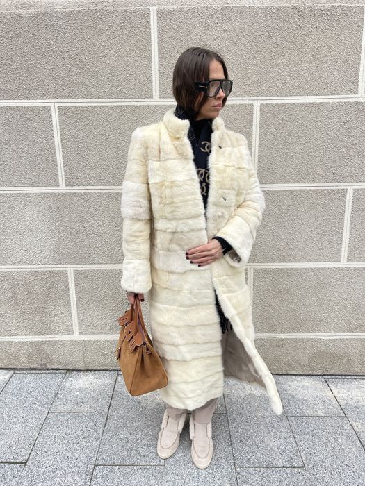 Haina lunga din blana naturala de vizon culoarea untului