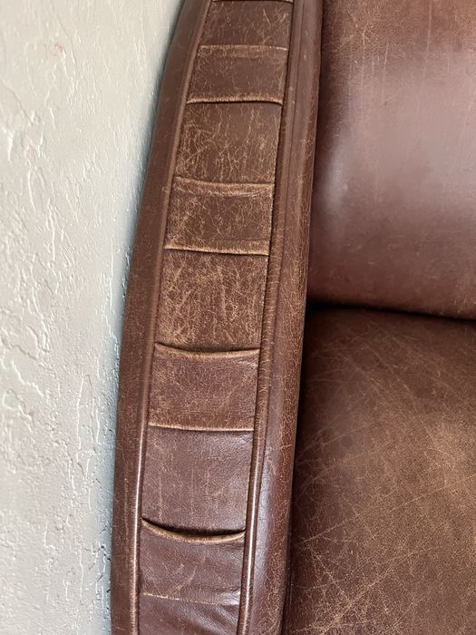 Большие коричневые кресла