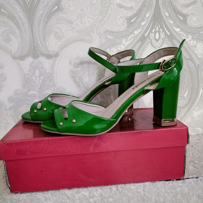 Продам босаножки