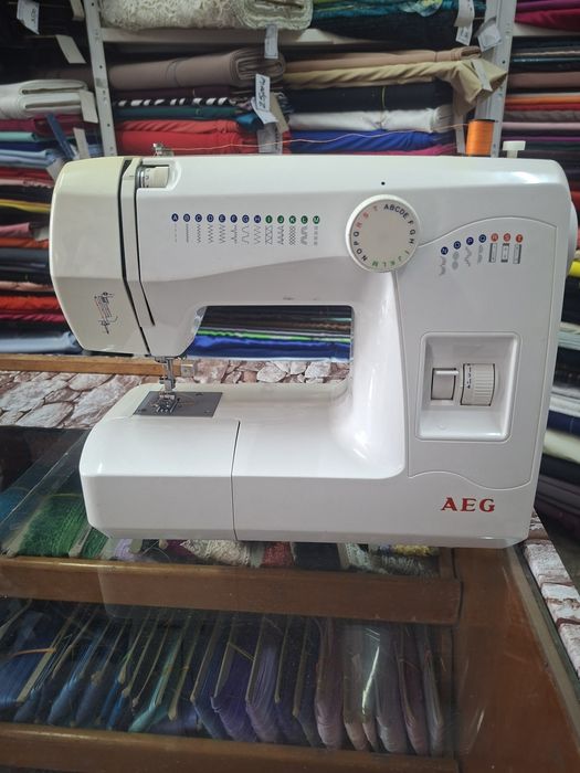 Mașina de cusut AEG