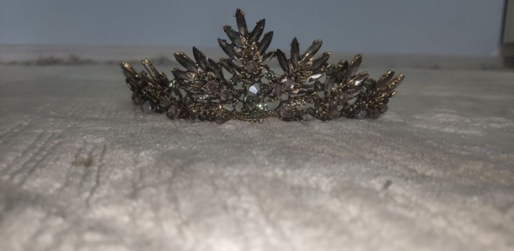 Корона в черном цвете