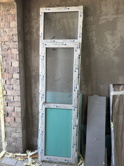 Продам пластиковую дверь