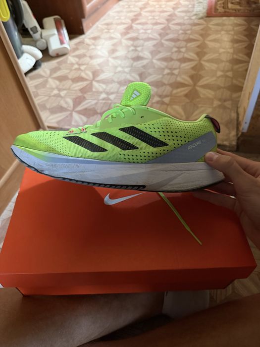 Спортивные кроссовки