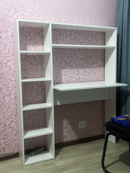 Компьютерный стол с полками