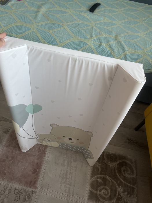 Masa de infasat cu intaritura si cu un burete moale .