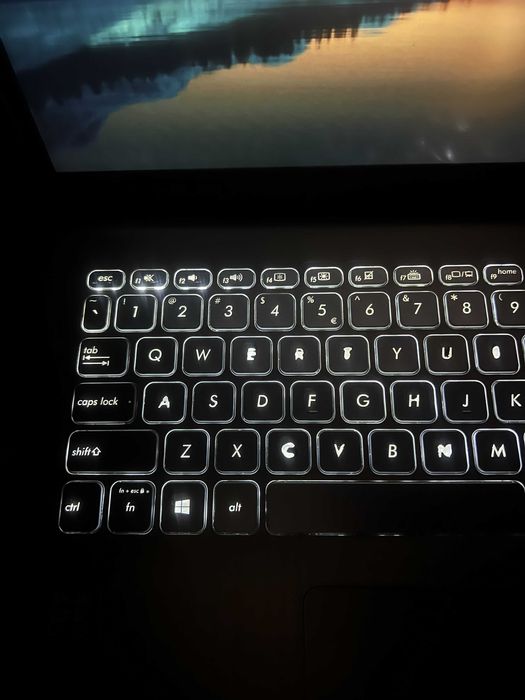 Asus VivoBook S15 S530UA-BQ057 – i5 Gen 8 / 8GB RAM / 256GB SSD / Full HD / Tastatură iluminată