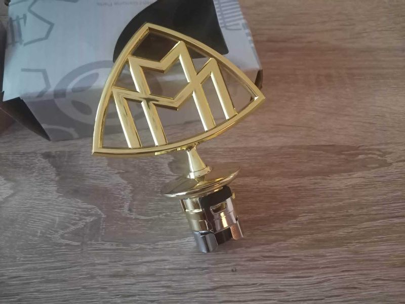 Maybach златиста емблема