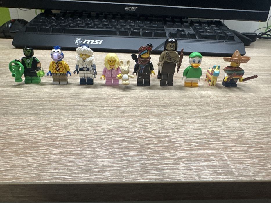 Продам оригинальные лего минифигурки.