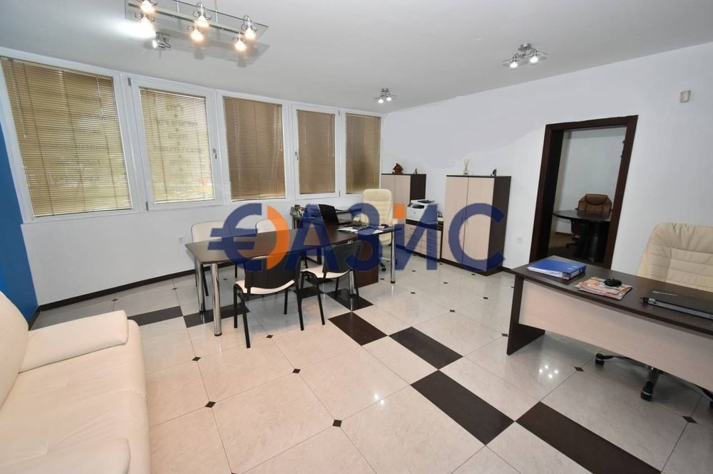 Етаж на сграда / първи над партера / в центъра на Слънчев бряг, 213 кв