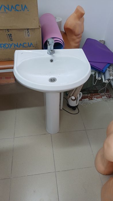 Раковина б/у с ножкой + смеситель